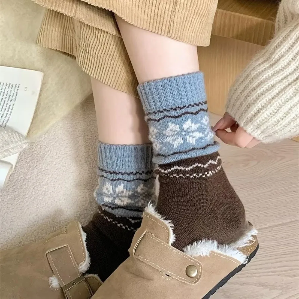 الرجعية معرض جزيرة عيد الميلاد الجوارب الصوفية ندفة الثلج نمط جوارب من الصوف. سميكة اللون حجب جوارب يمكن السير بها على الأرض للرجال والنساء