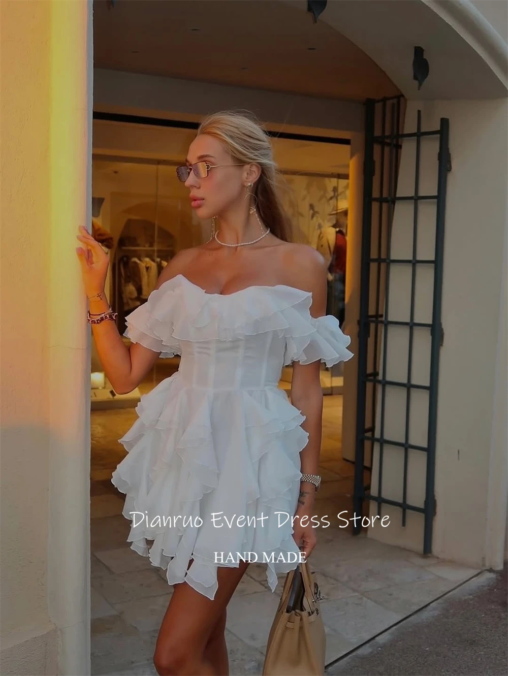 เดียนรัว ชุดราตรีสีขาวเปิดไหล่ ชายกระโปรงระบาย ทรงเอไลน์ ผ้าชีฟอง ชุดราตรีจับจีบ ดีไซน์ทันสมัย แบบดารา สามารถสั่งตัดได้