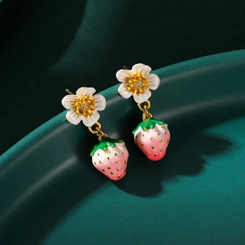 

Sweet Design Fairy Style Cute Little Fresh Enamel Glaze Pink Strawberry Fruit Pendant White Flower Stud Earrings for Women Girls