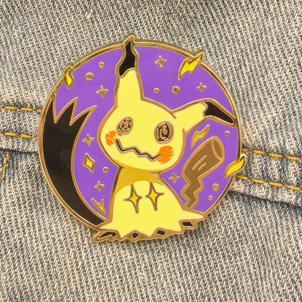 Mimikyu Abzeichen Anime Geistermonster Anstecknadeln Japanisches Spiel Anhänger Broschen für Tasche Rucksack Kleidung Revers ACG Cosplay Spielzeug Geschenk Deko – Detail 4