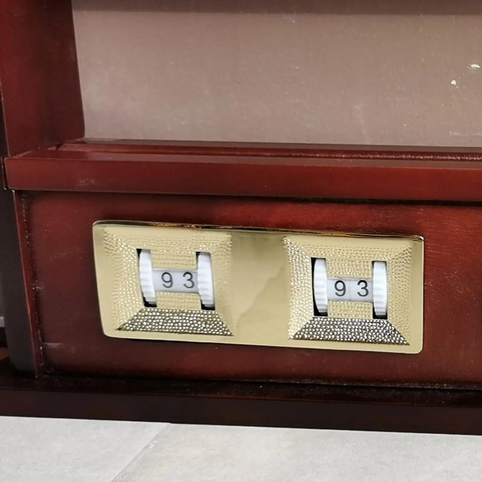 

Деревянная подставка для бильярдных киев и полка для хранения шаров для бильярдных клубов и баров