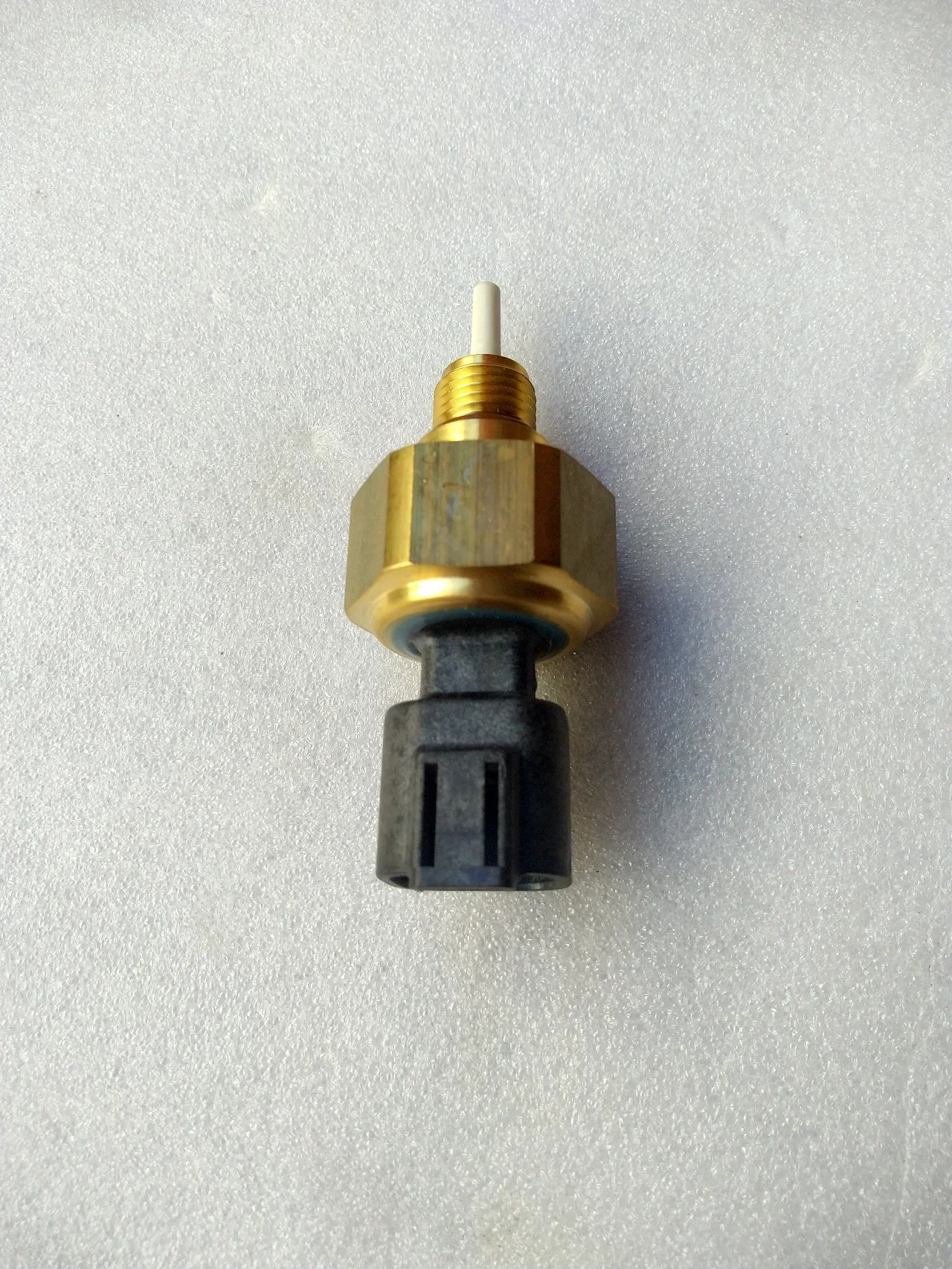 新しい純正油温圧力センサー 4921477 スイッチ交換 QSM ISM エンジン