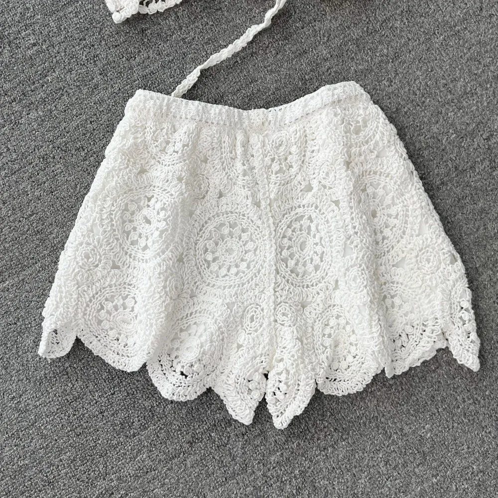 Neues Polyester-Strandoutfit: Hochtailliertes, gestricktes Neckholder-Top mit weitem Bein und kurzer Hose für den Urlaub am Meer – perfekt für Fotoshootings – Detail 7