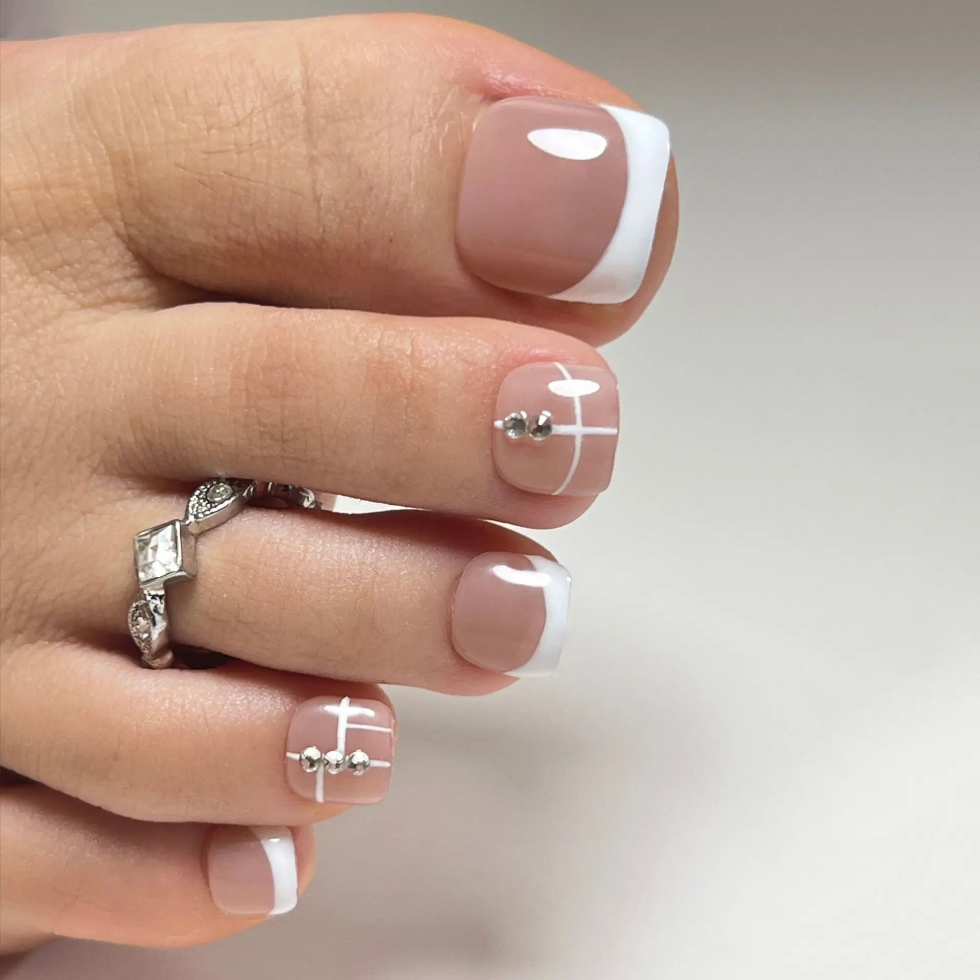 24個入り ショートスクエアヘッド付け爪 シルバーシャイニーパウダー バタフライスパンコール プレスオンフェイクネイル 取り外し可能 フルカバーネイルチップ