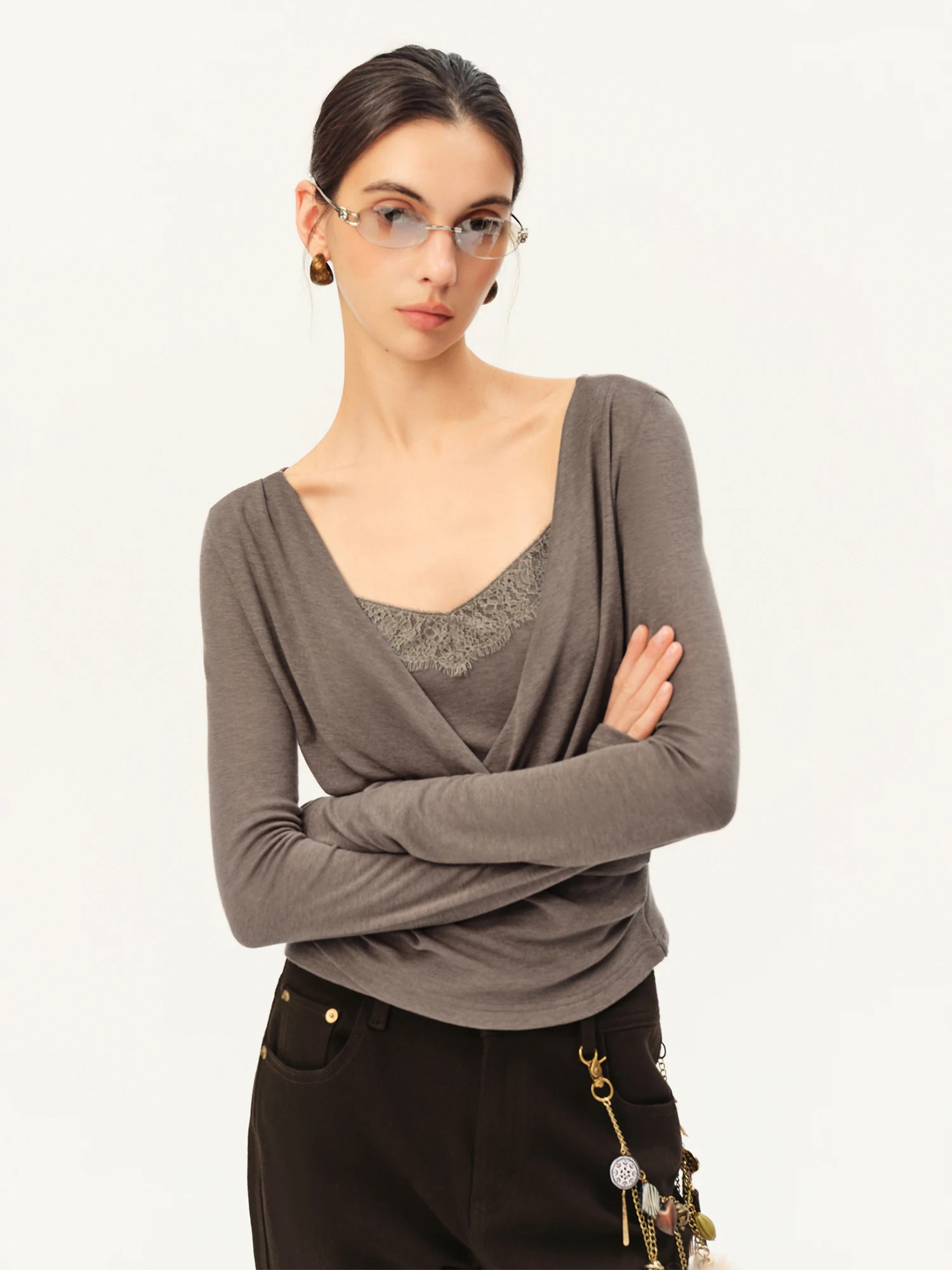 ZIQIAO Lässiges Spitzen-Splicing-Woll-T-Shirt mit Kreuz-V-Ausschnitt und Langen Ärmeln für Damen, Herbst 2026, Neuer Stil, Sexy, Schlank, Einfarbig – Detail 5