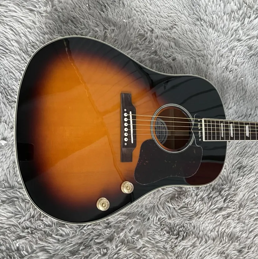 

Новая акустическая гитара с верхней декой из цельной ели, цвета санберст, с грифом из палисандра