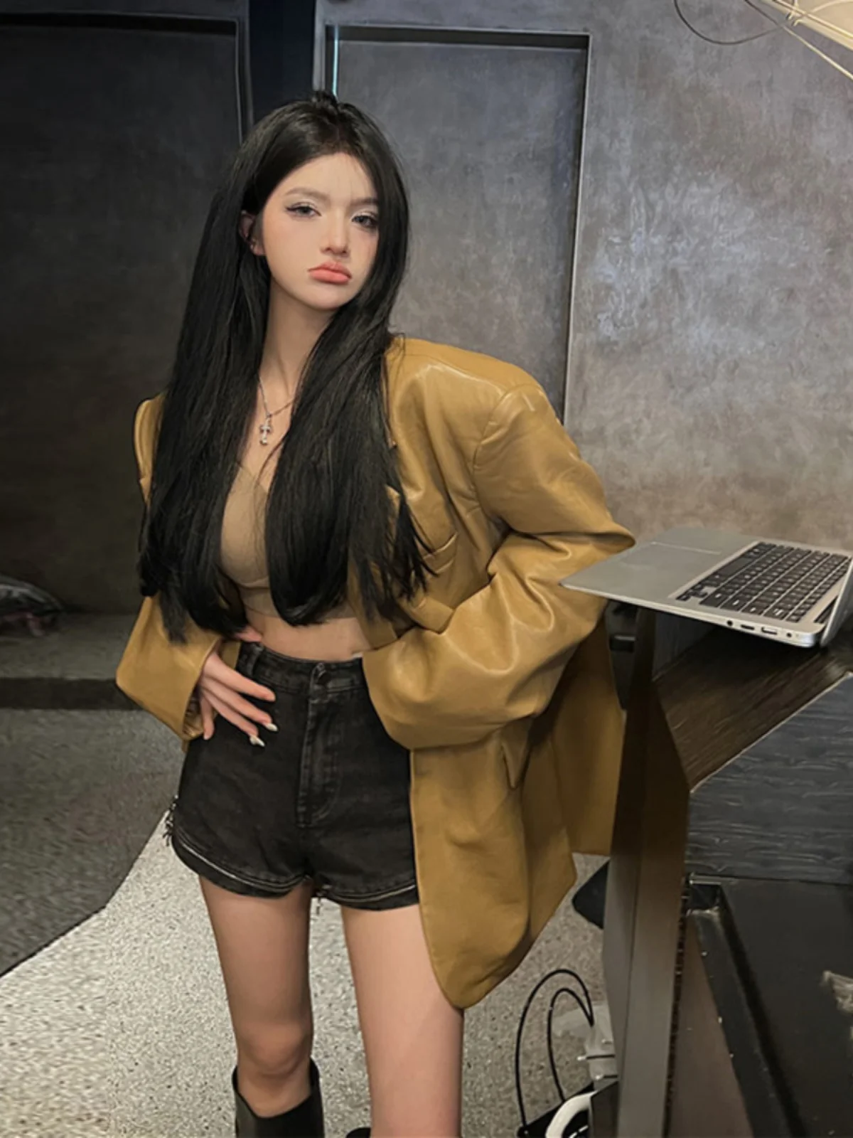 

Элегантная женская куртка из искусственной кожи, весенняя модная свободная модель с отложным воротником, премиум-класса, с длинными рукавами, для повседневной носки