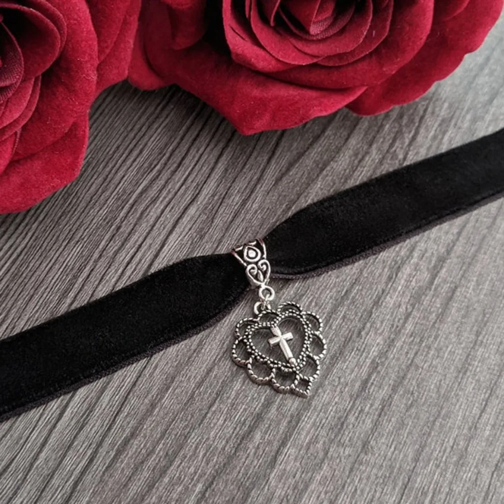 Fashion Neo-Gothic Sliver Color Hollowed-out Heart-shaped Flower Cross Pendant Black Velvet Necklace for Women Hallowmas Jewelry