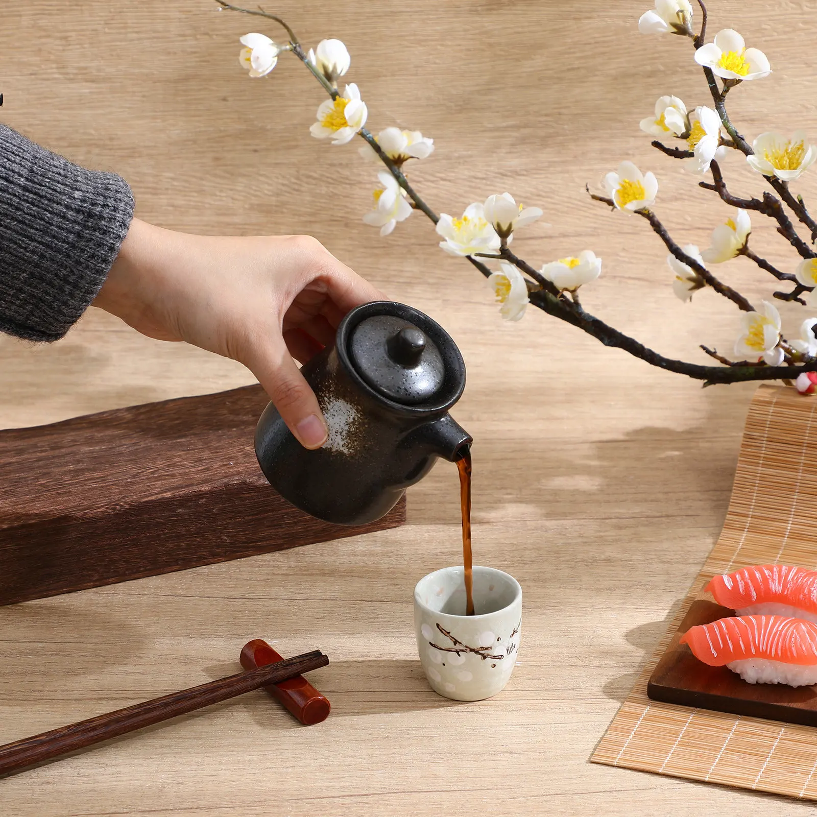 

2Pcs Ceramic Soy Sauce Container Japanese Style Sauce Dispenser Oil Vinegar Pot Kitchen Supplies Multipurpose Condiment Jar