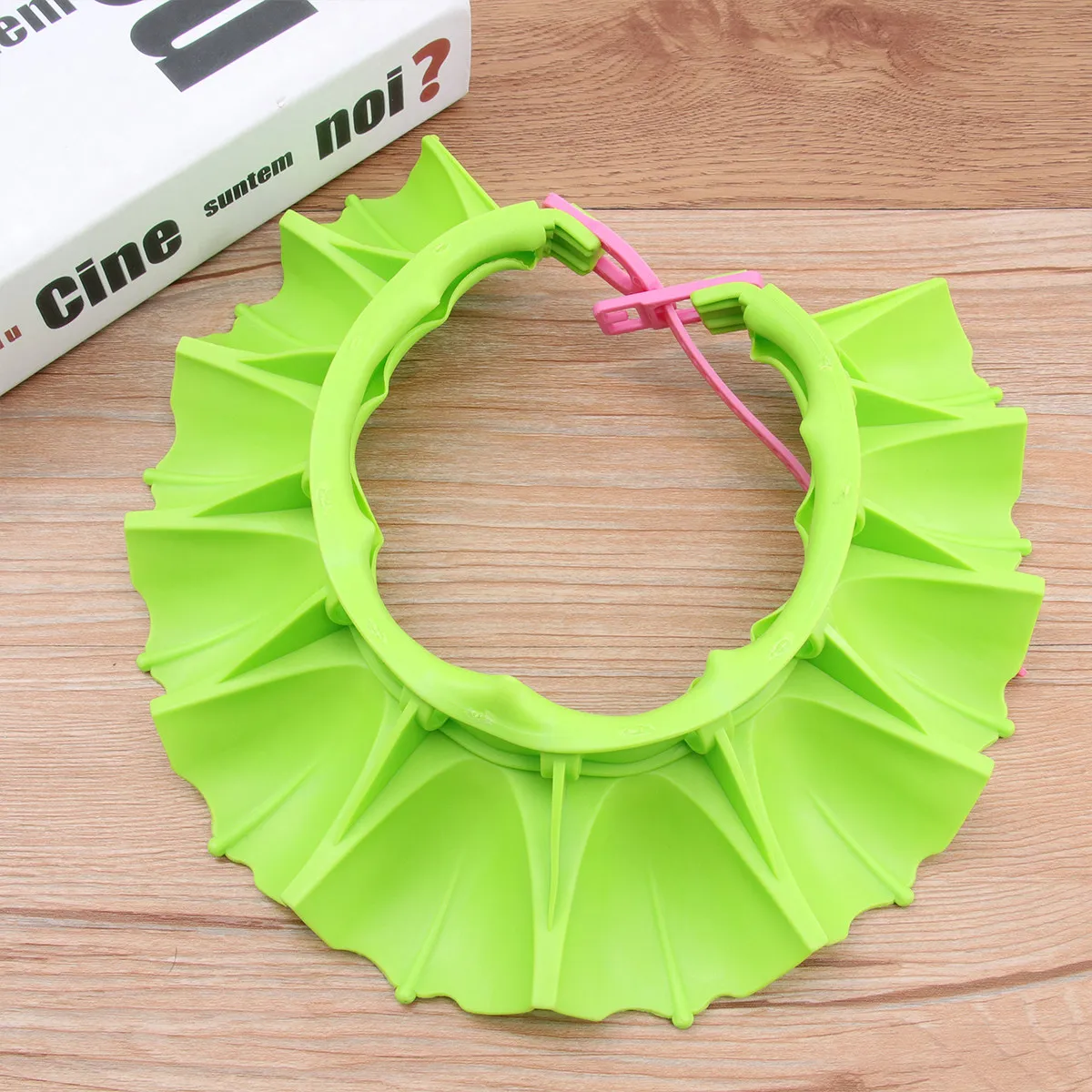 touca-de-banho-ajustavel-para-bebes-impermeavel-e-a-prova-de-vazamentos-material-tpe-suave-para-a-pele-facil-de-usar-chapeu-de-banho-para-bebes-verde