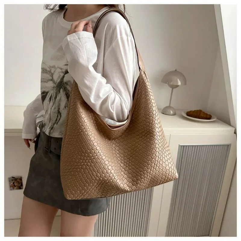 Casualvintage Large Capacity Women's Shoulder Bag 2024 New Style Versatile Stylish Single Shoulder Bucket Bag