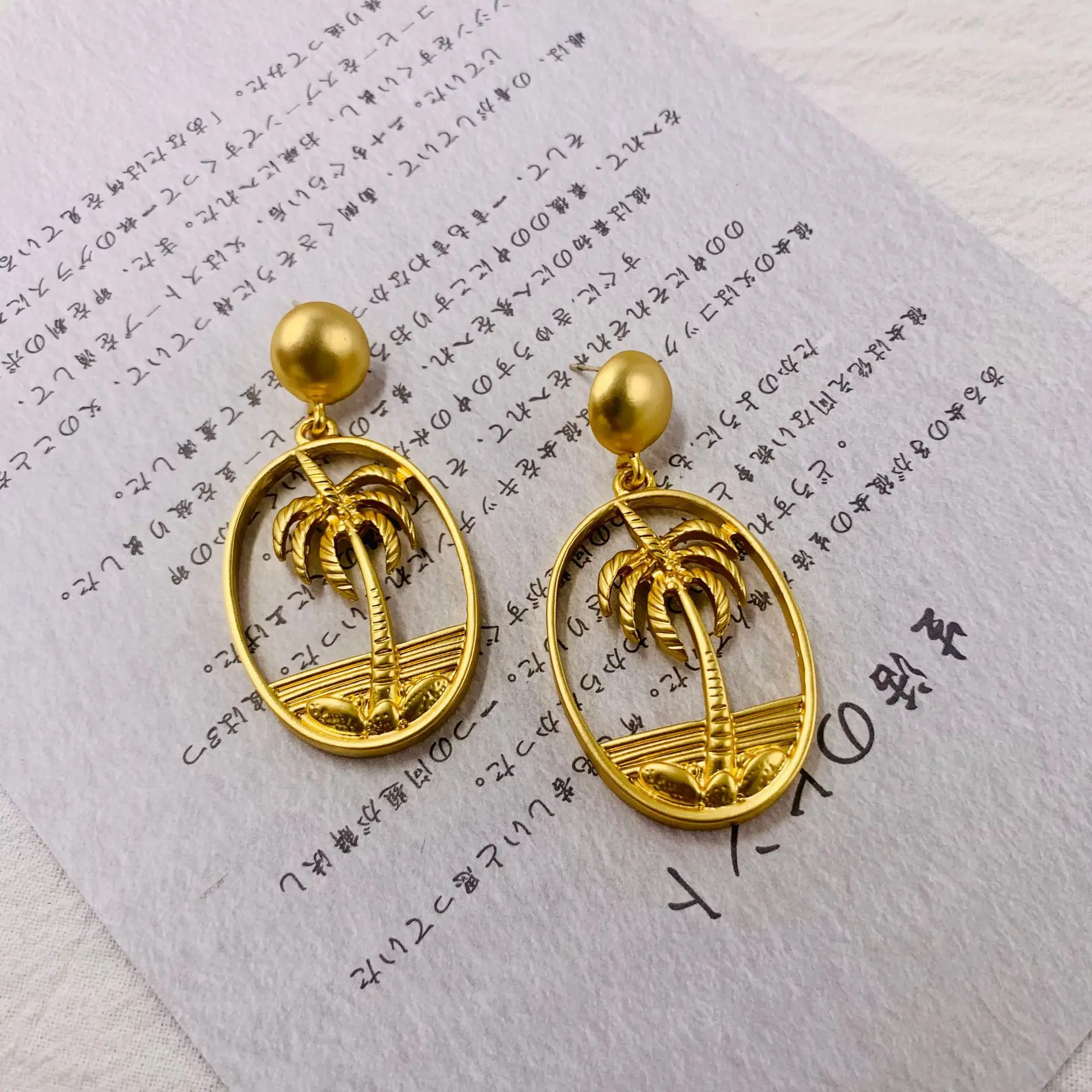 

European and American retro coconut tree temperament facial shaping earrings