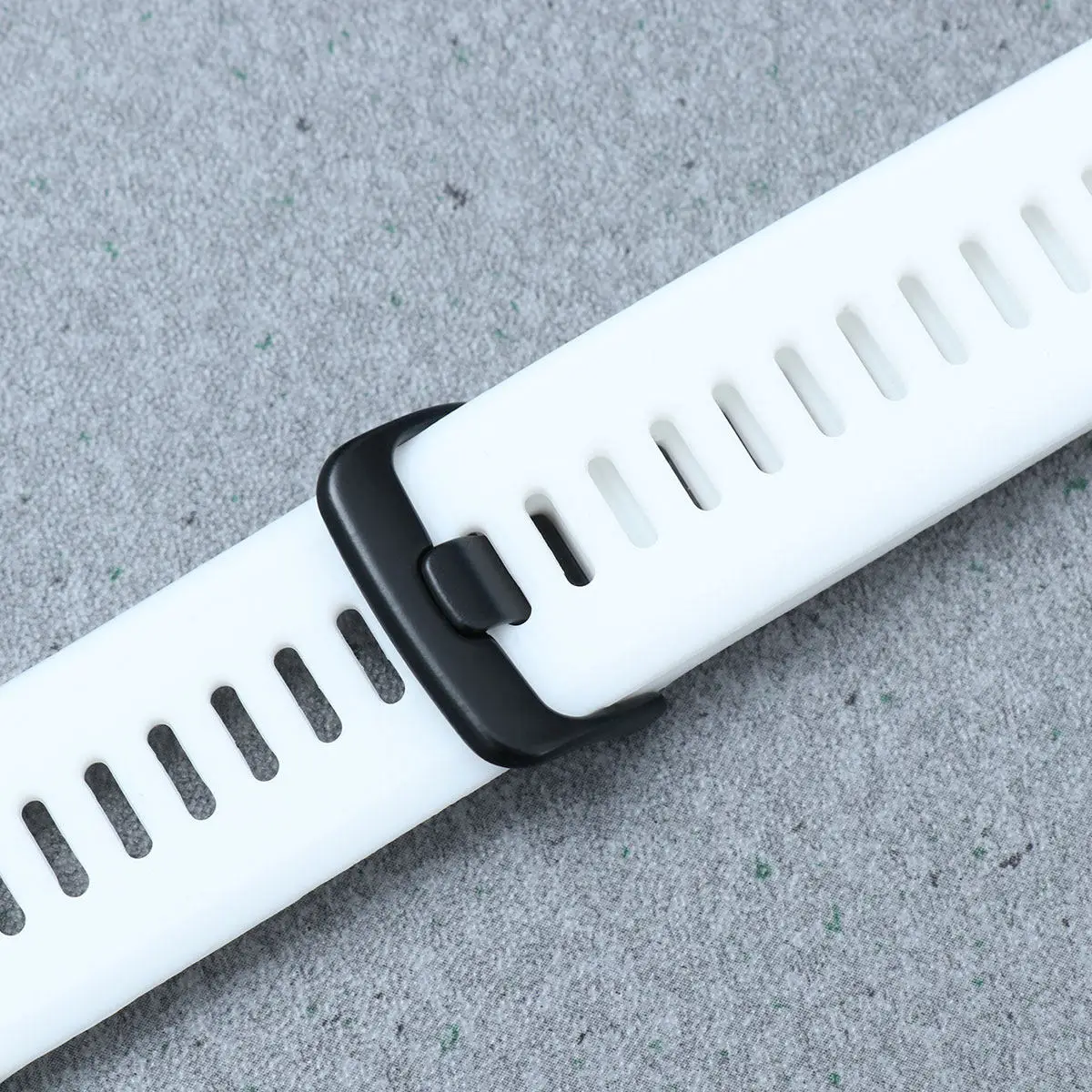 

Breathable Silicone Watch Strap White Pc Hard Rubber Strap for Forerunner 945 935 Adjustable Length Comfort Wear