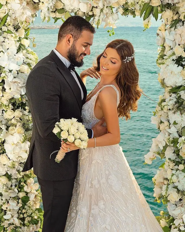 Robe de mariée ligne A en dentelle et cristal, avec des appliques sur mesure, à col en V