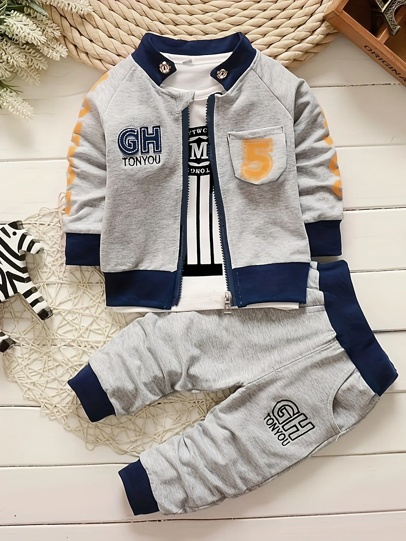 Weicher Baumwoll-Trainingsanzug für Kleinkinder, 3-teilig, mit Buchstaben-Grafik, Reißverschlussjacke, gestreiftes T-Shirt, Hose mit elastischem Bund, Sportoutfit für Kleinkinder – Detail 6
