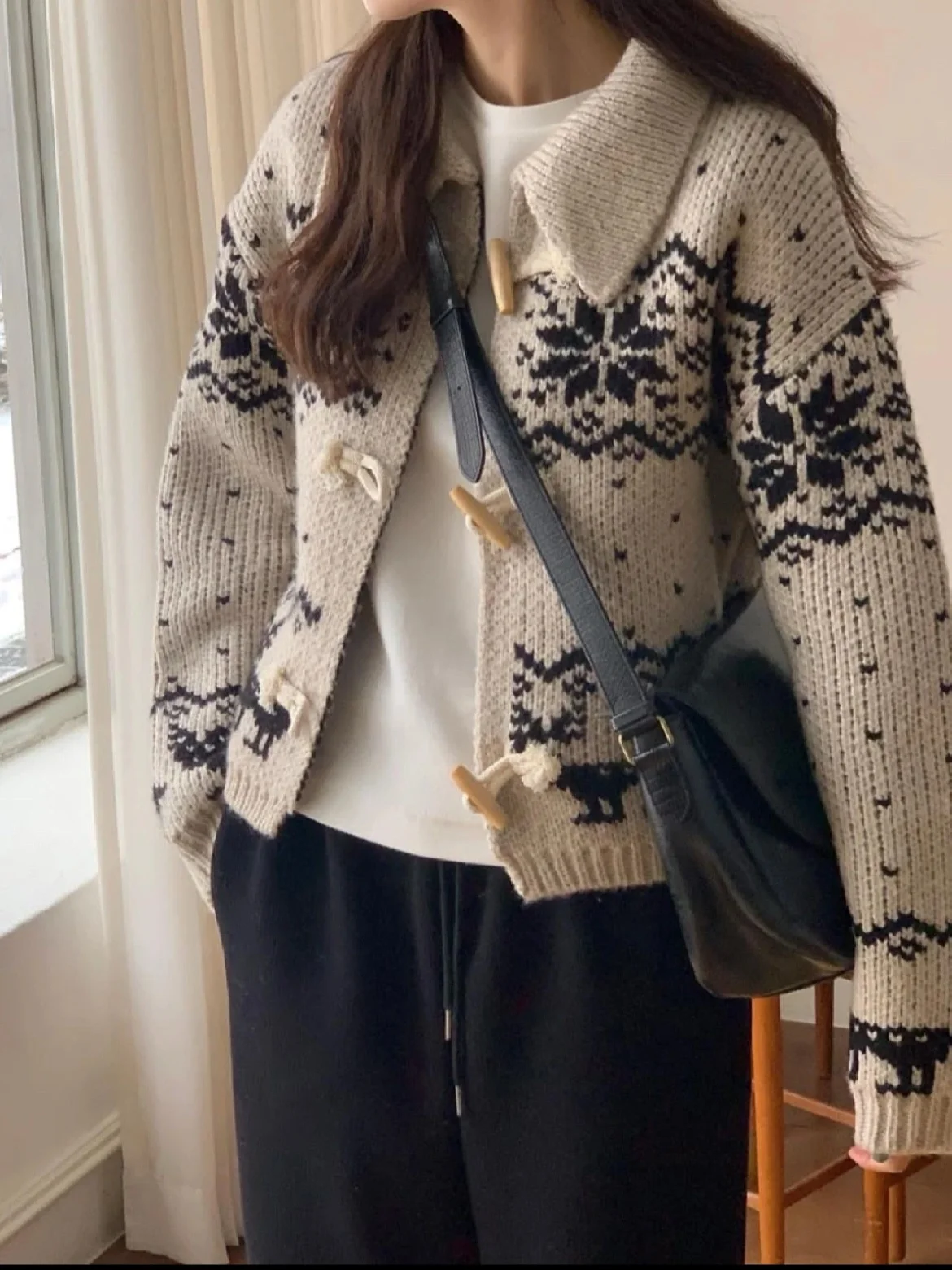 北欧風ヘビーウェイト折り返し襟セーターコート、ホーンボタン付きレトロルーズフィットレディースアウターウェアニット暖かいFce