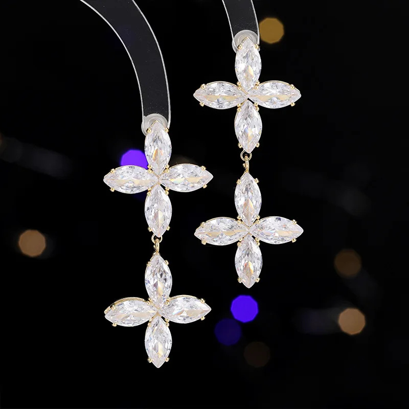 

Light Luxury Fashion Lucky Clover Super Sparkling Earrings S925 Silver Needle Micro Inlaid Full Zircon Party Dress Versat