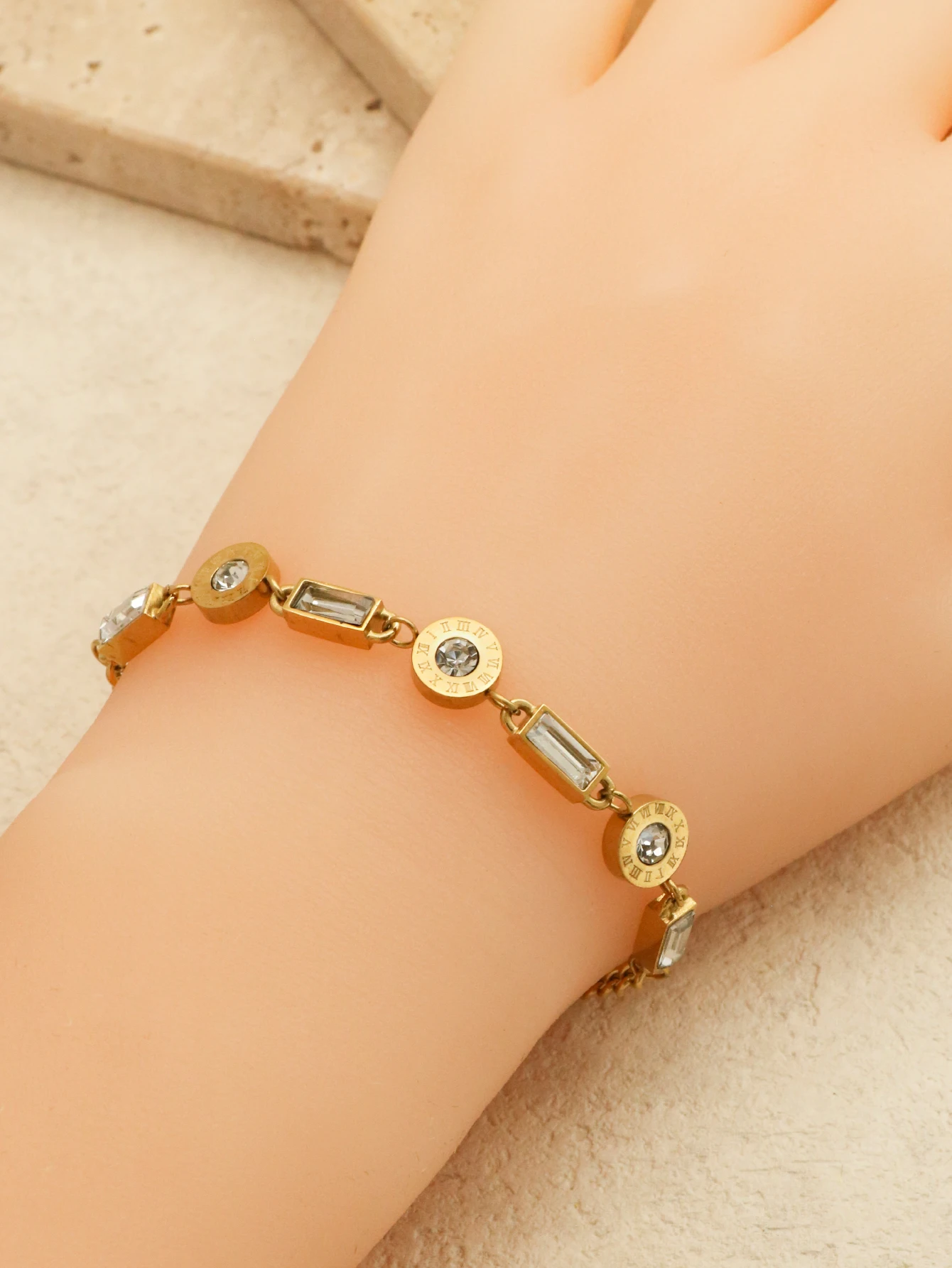 Pulsera clásica con números romanos para mujer, brazaletes de circón de lujo con diseño hueco geométrico, joyería de acero inoxidable premium, personalidad femenina