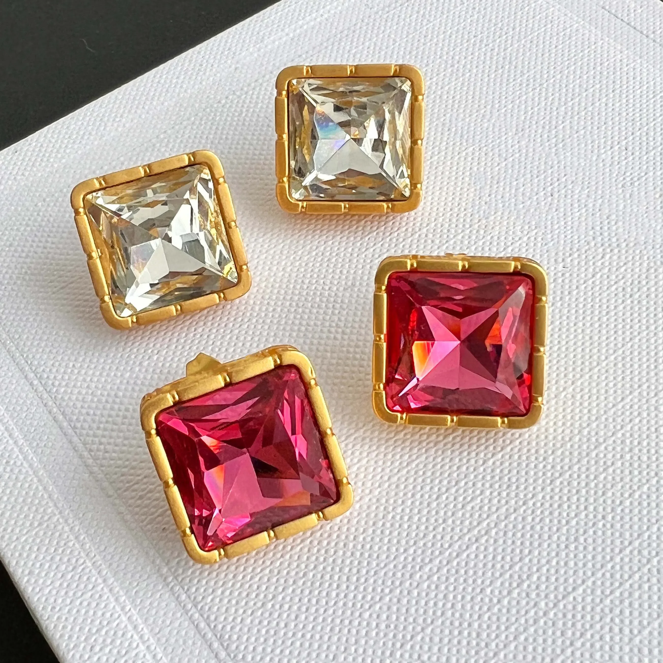 

2023 Europe Jewelry Transparent Pink Square Crystal Brass Plated 18K Gold Earrings Hairclips Women Designer Brand Party Trend