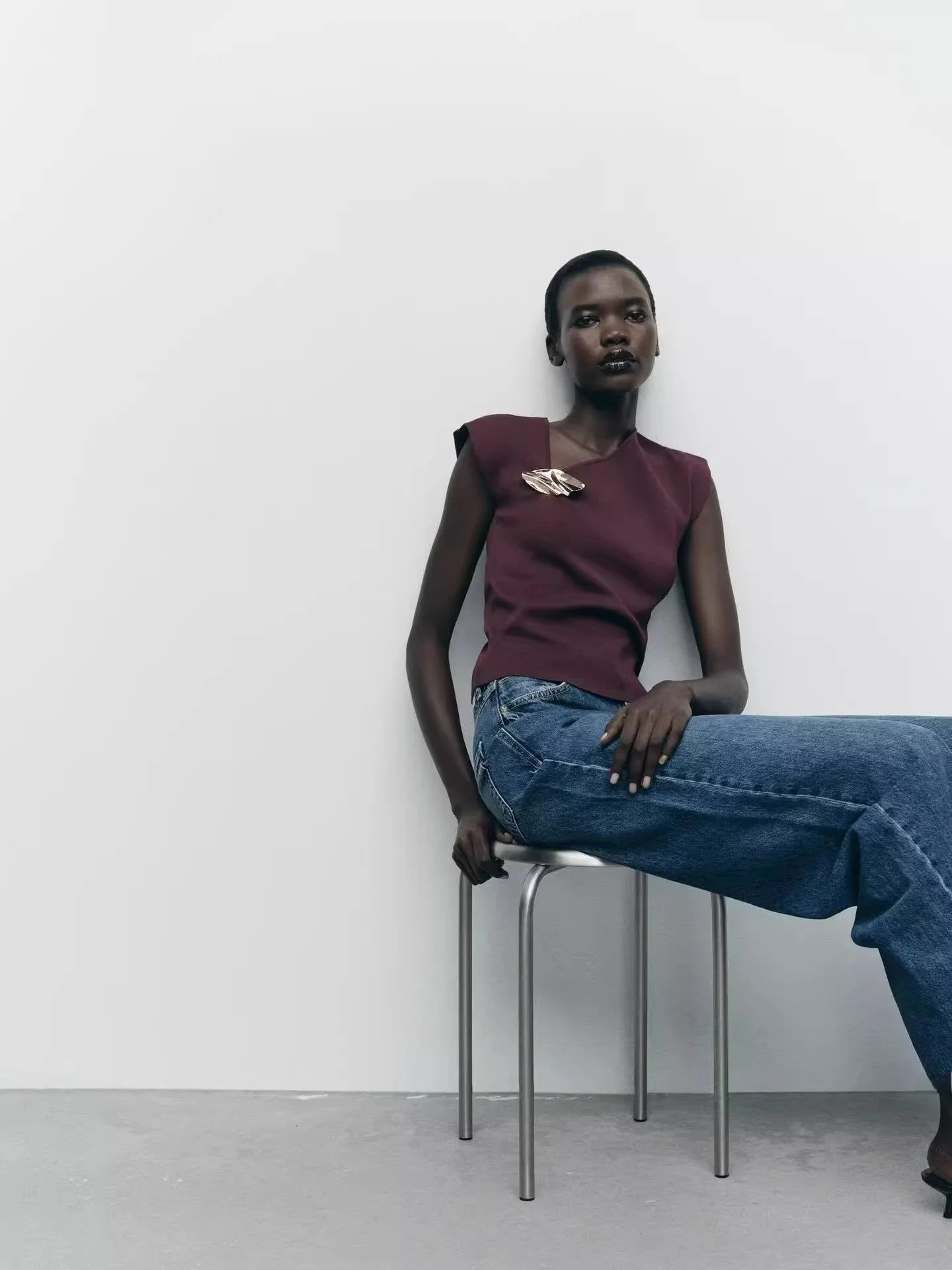 

Spring Women's Gold Embellied Punk Lightweight Svel Knitted Top Faionable Commute Sle Slim Fit round Ne irt