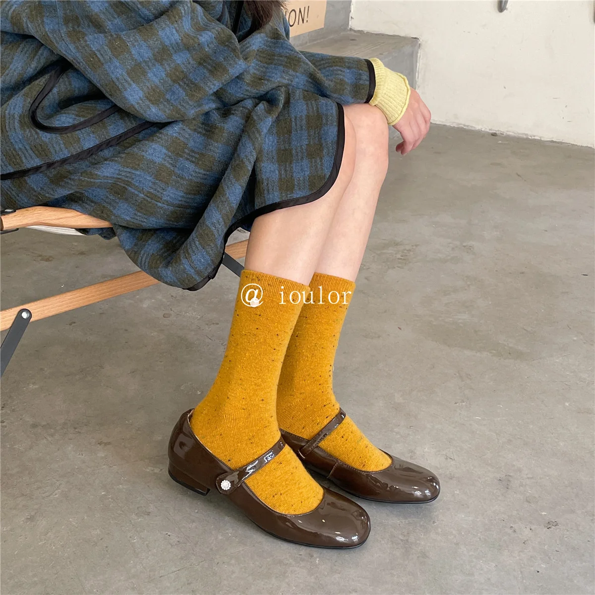 SP & CITY calcetines de lana de oveja con puntos de colores para mujer, calcetines de tubo medio cálidos para mantener el calor en invierno, medias