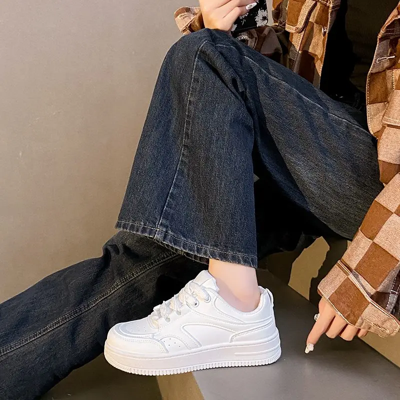 Zapatillas de deporte para estudiantes respetuosas con el presupuesto, zapatos de suela gruesa blanca de otoño 2025, suela de goma duradera, perfecta para los días escolares largos ​