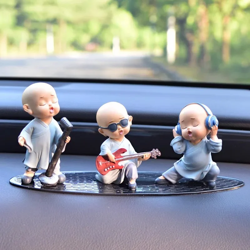 Auto Innen Dekor 3 stücke Harz Mönch Band Dashboard Ornamente Kreative Musiker Gitarre Schlagzeuger Mönche Nette Fahrzeug Zubehör