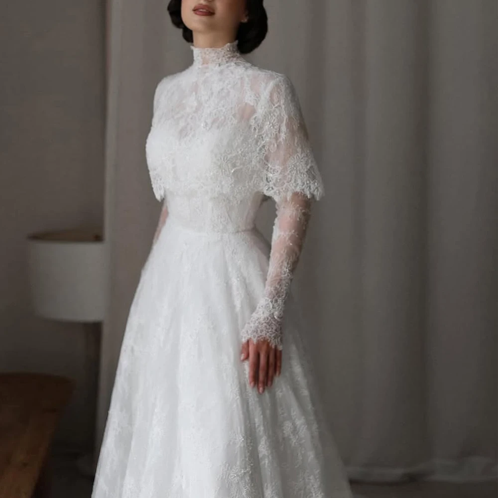 Elegancka suknia ślubna z koronki z żakietem, wysoki kołnierz, długie rękawy, zdobiona koralikami, z trenem typu sweep, vestidos de