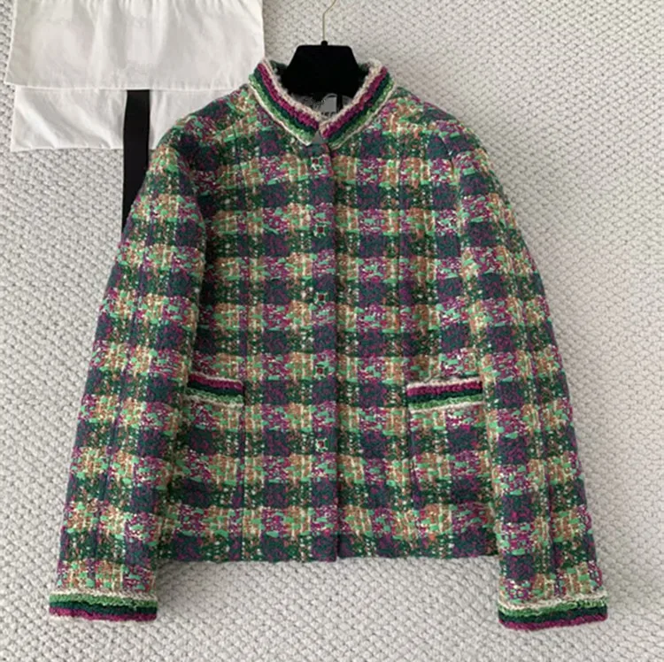 

Индивидуальные новые зимние стили европейской и американской женской одежды 2025 года. Однобортное однобортное клетчатое твидовое пальто с длинными рукавами.