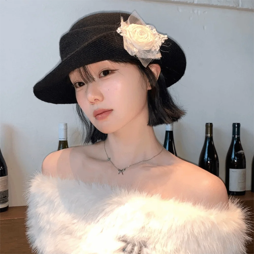 Cappello da topper stile Hepburn floreale alla moda Cappello da pescatore da donna a tesa larga oversize in lana nera stile francese