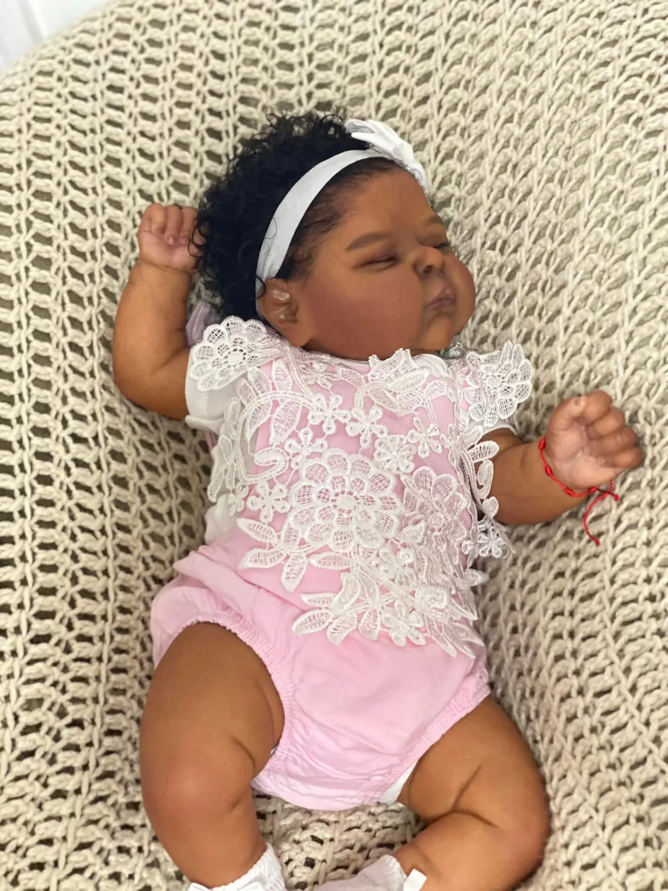 NPK 19-calowa realistyczna lalka noworodka Pełne ciało Ciemna skóra Realistyczne malowanie skóry 3D z widocznymi żyłami Miękki w dotyku w kolorze brzoskwiniowym