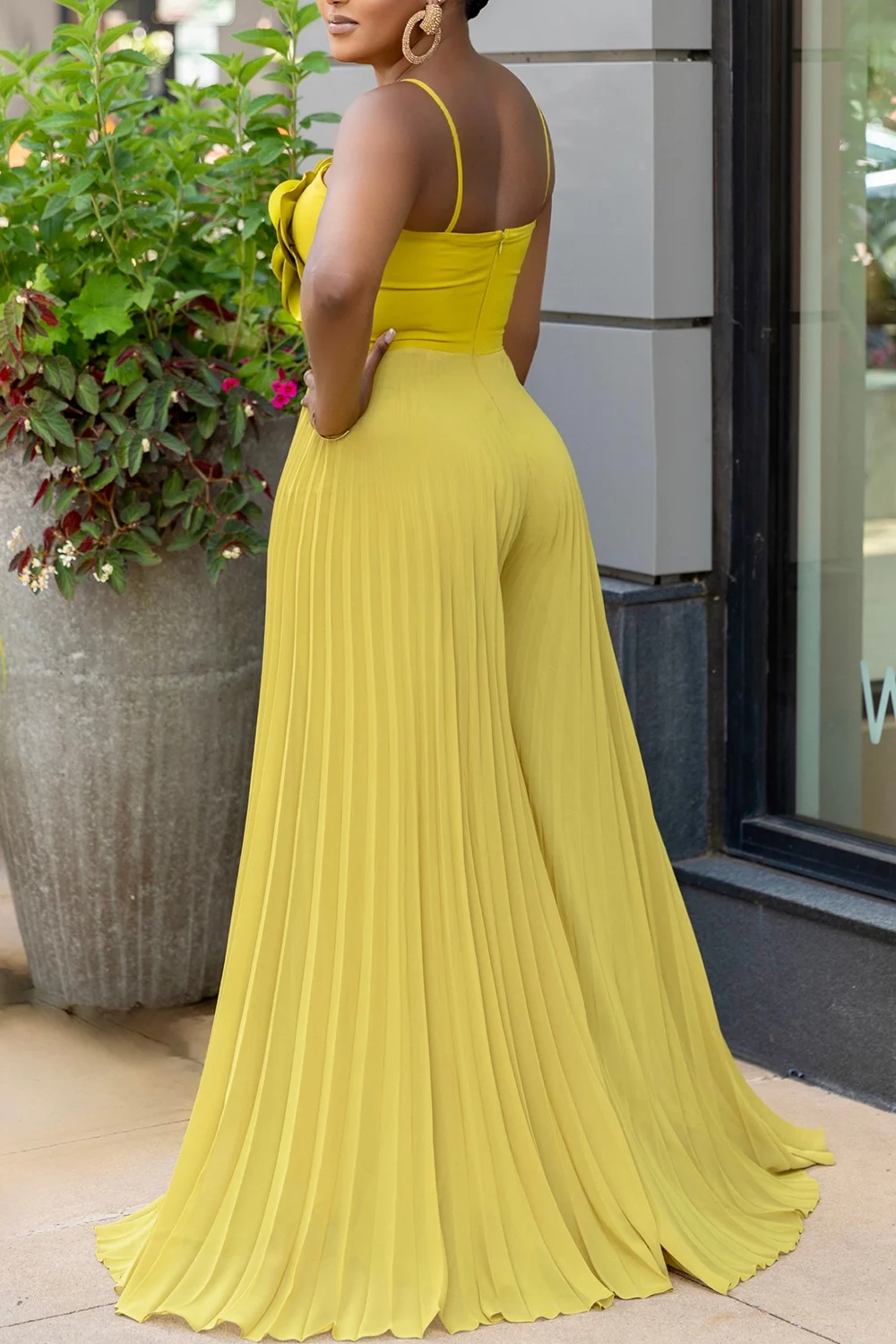 Tuta da donna taglie forti gamba larga vacanza collo all'americana giallo 3D Chiffon pieghettato spalline sottili tuta elegante 2