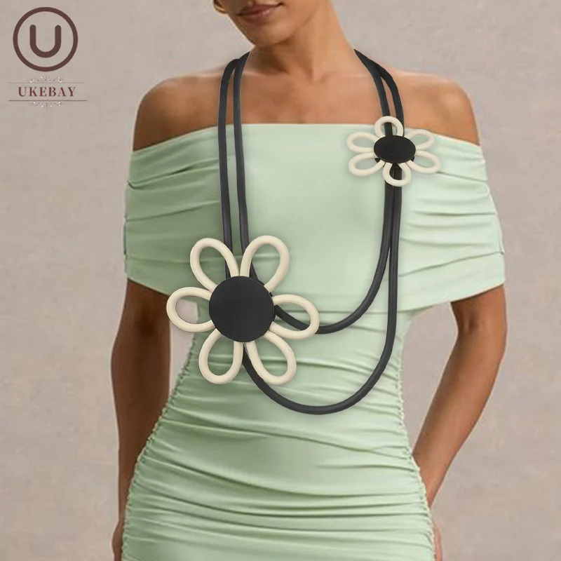 

Ukebay A Bold Массивное многослойное ожерелье с резьбой и цветочным узором в стиле ретро - стильный вечерний аксессуар для женщин