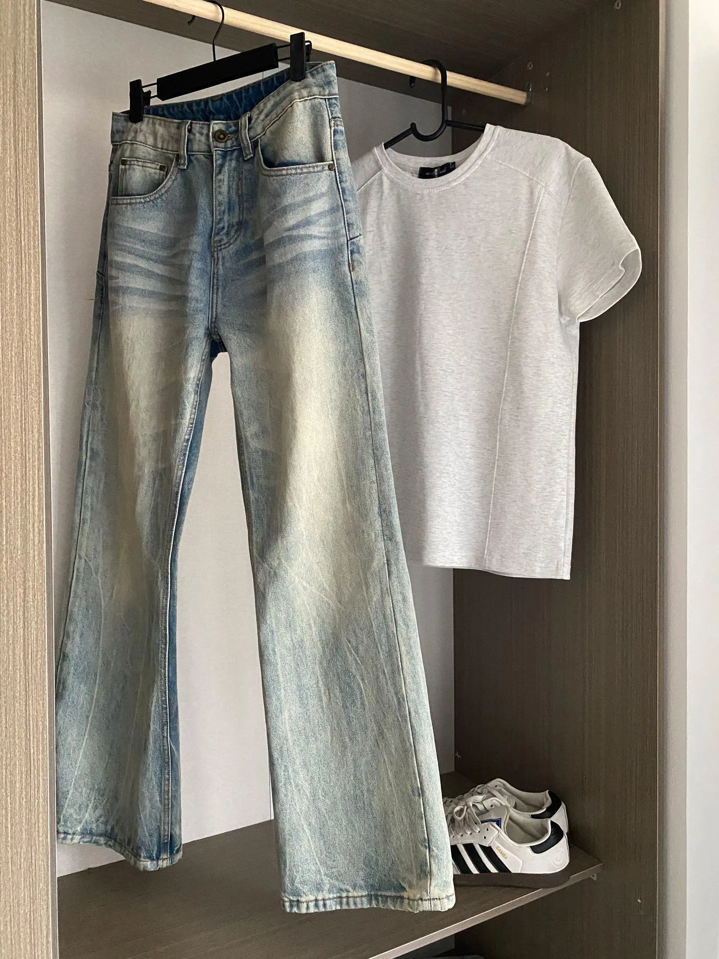 Calça Jeans Azul Claro Boca de Sino e Perna Reta Unissex Slim Fit Vibe Raise Clean Fit Casual