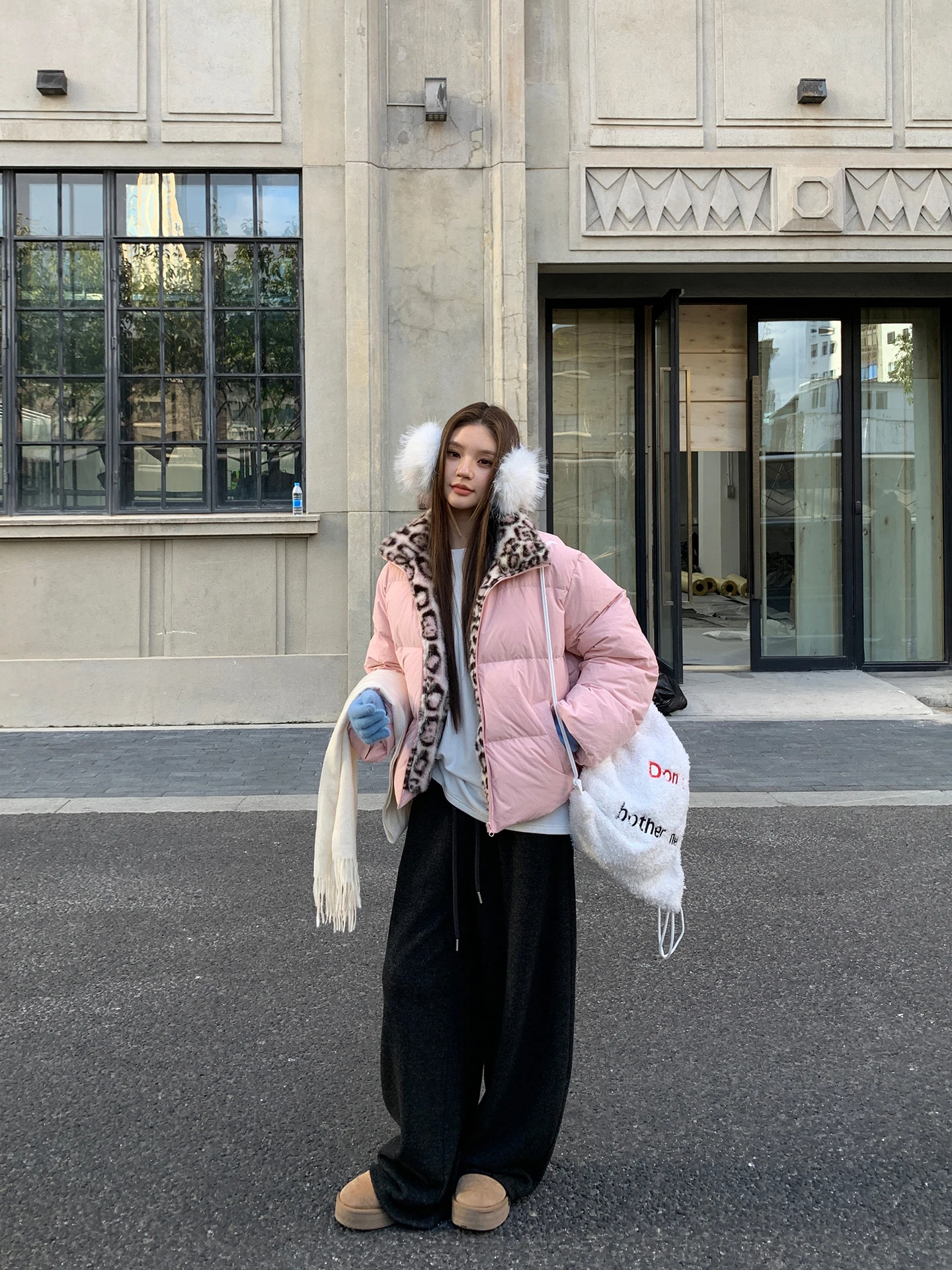 レッドセレブリティスタジオ レディース ショートピンクダウンジャケット 2025年新作 冬ファッション 90%ホワイトダックダウン 暖かくスタイリッシュなアウターウェア