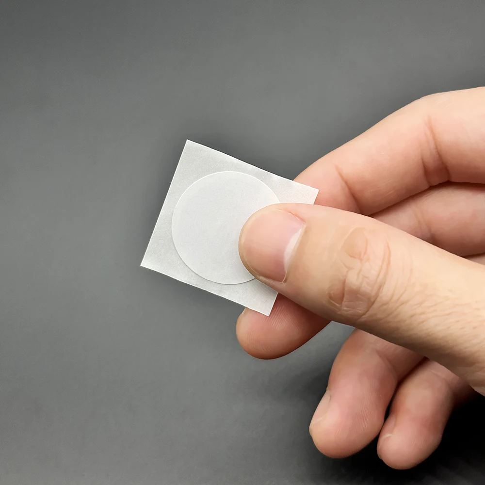 ホワイト Ntag 215 NFC 電話利用可能 RFID タグステッカー粘着ラベル NFC Ntag215 自己粘着タグ 13.56MHz ISO14443A ステッカー