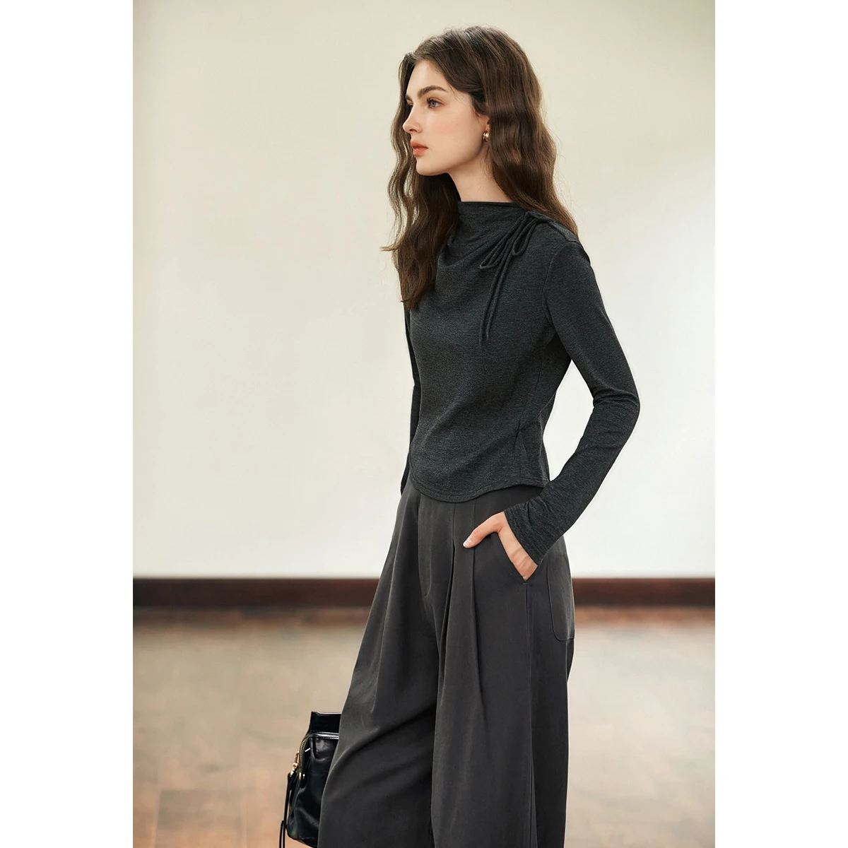 Olrain feminino inverno 2025 fino ajuste mock neck camisetas com cadarço frontal topos bainha irregular malha senhoras camisetas o57dt002398