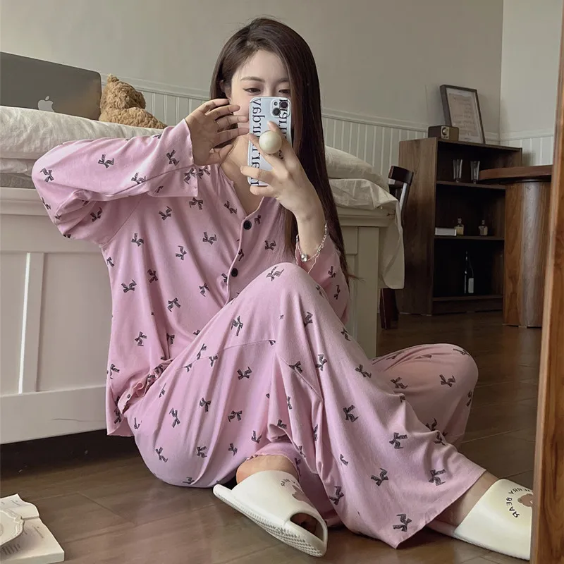 

Белый женский летний пижамный комплект из вискозы: минималистичный дизайн, приталенный крой, с воротником, коротким рукавом и укороченными брюками. Стильный и модный.