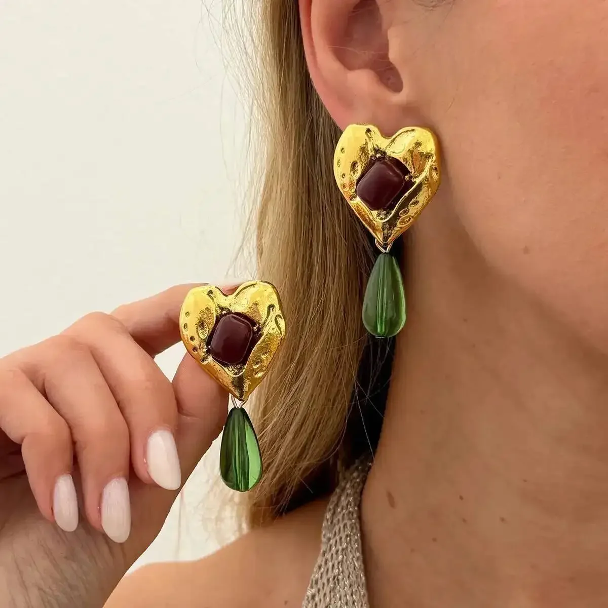 

New Fashion Vintage Metal Acrylic Heart Dangle Earrings for Women Bohemia Gold Color Earring New Jewelry Daily Accessories Gift