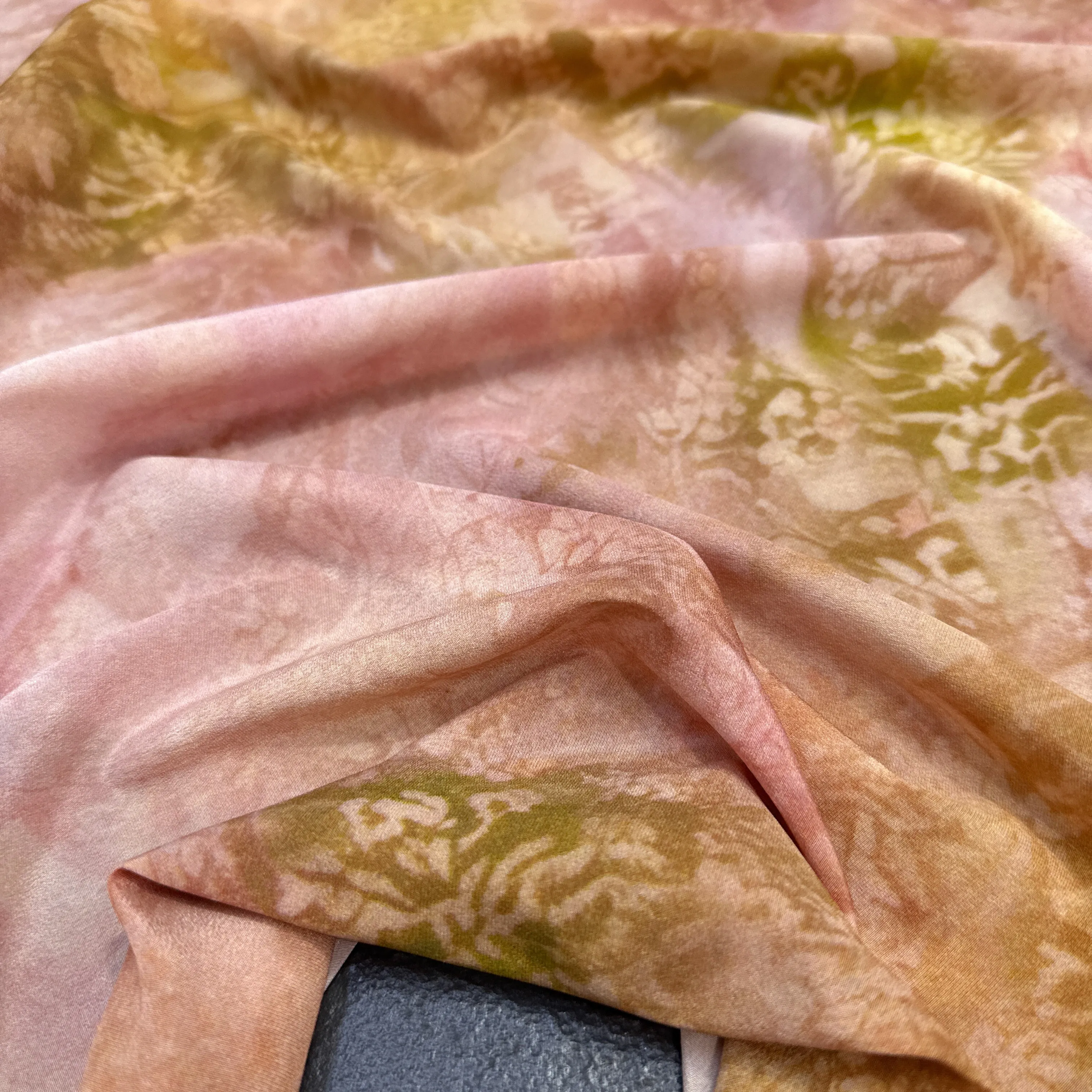 18MM Printed Stretch Soft Pink Silk Crepe de Chine Fabric for DIY and Sewing Silk Fabric for Dress Pants Pajamas R6972