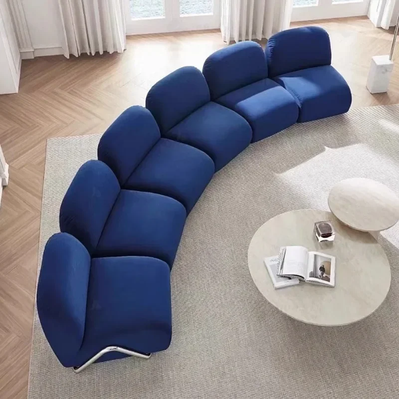 أريكة كلاسيكية سوداء بسيطة على طراز العصور الوسطى، مجموعة مجانية من الأثاث المنحني على الزاوية غير الرسمية