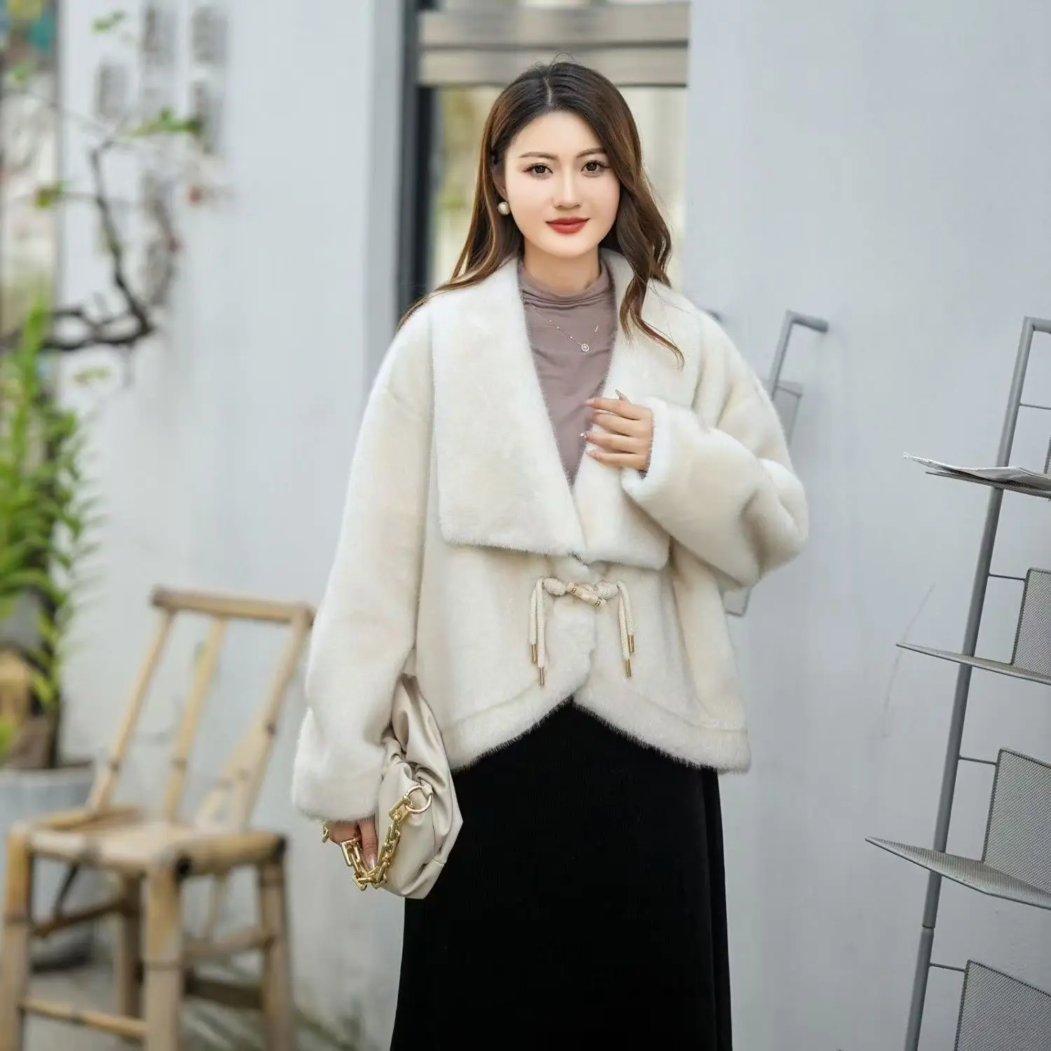 معاطف نسائية من فرو المنك الصناعي لعام 2025 سترات قصيرة متينة بياقة مقلوبة وأكمام طويلة وأربطة سميكة وفضفاضة وأنيقة غير رسمية للخريف والشتاء