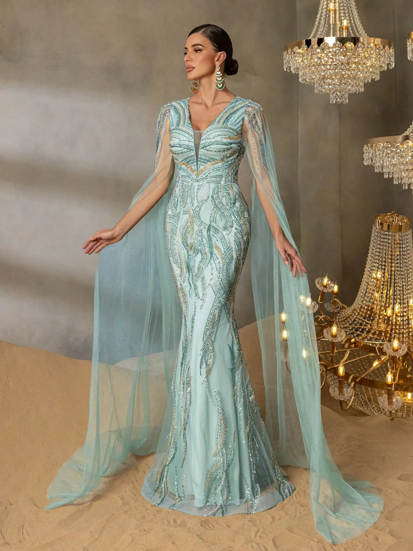 Opulentes, perlenbesetztes Abendkleid mit V-Ausschnitt, bodenlangen transparenten Ärmeln, Meerjungfrau-Silhouette und dramatischer Schleppe
