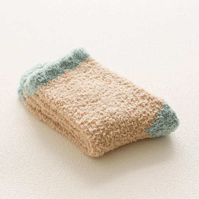 

Women's Simple Solid Color Patchwork Coral Fleece Mid-calf Socks