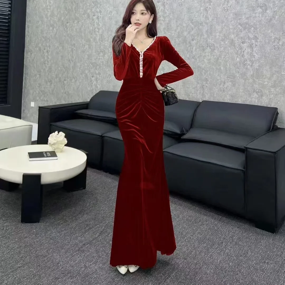 Sukienka z długim rękawem z aksamitu, dekolt w serek, dopasowany krój, sukienka typu rybka, pełna długość rękawa, długość do kostek.