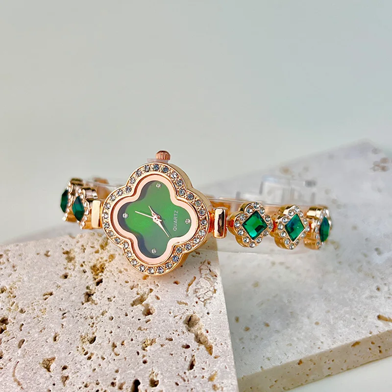 

Женские классические модные кварцевые часы с четырьмя листами клевера, встроенные бриллиантами, разноцветные стразы, элегантный браслет из сплава