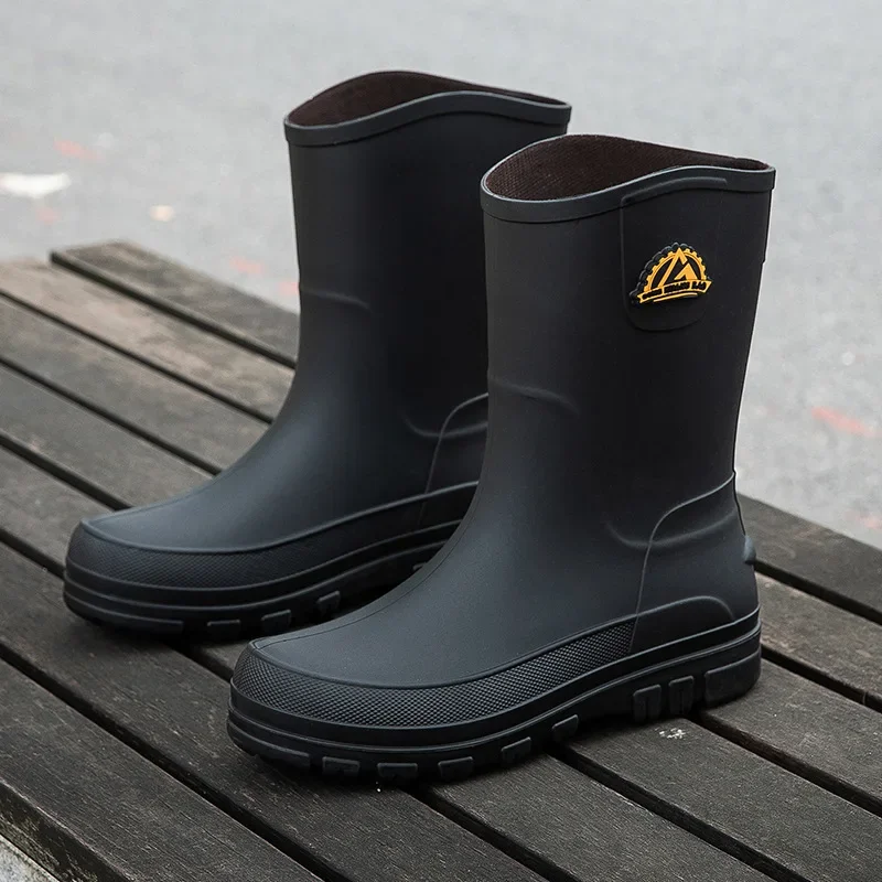 Botas de lluvia antideslizantes impermeables informales para hombre, zapatos de goma de trabajo de tubo medio a la moda, (compre una talla más grande para estilos de algodón)