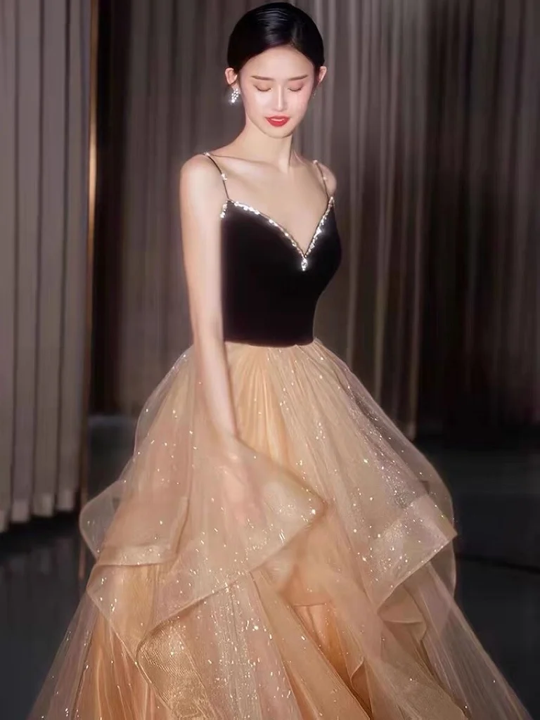 Gold Black Velvet Prom Dresses Spaghetti Strap A-Line V Neck Sparkly Ruffles Pleat Luxury Party Evening Celebrity Gown 2024