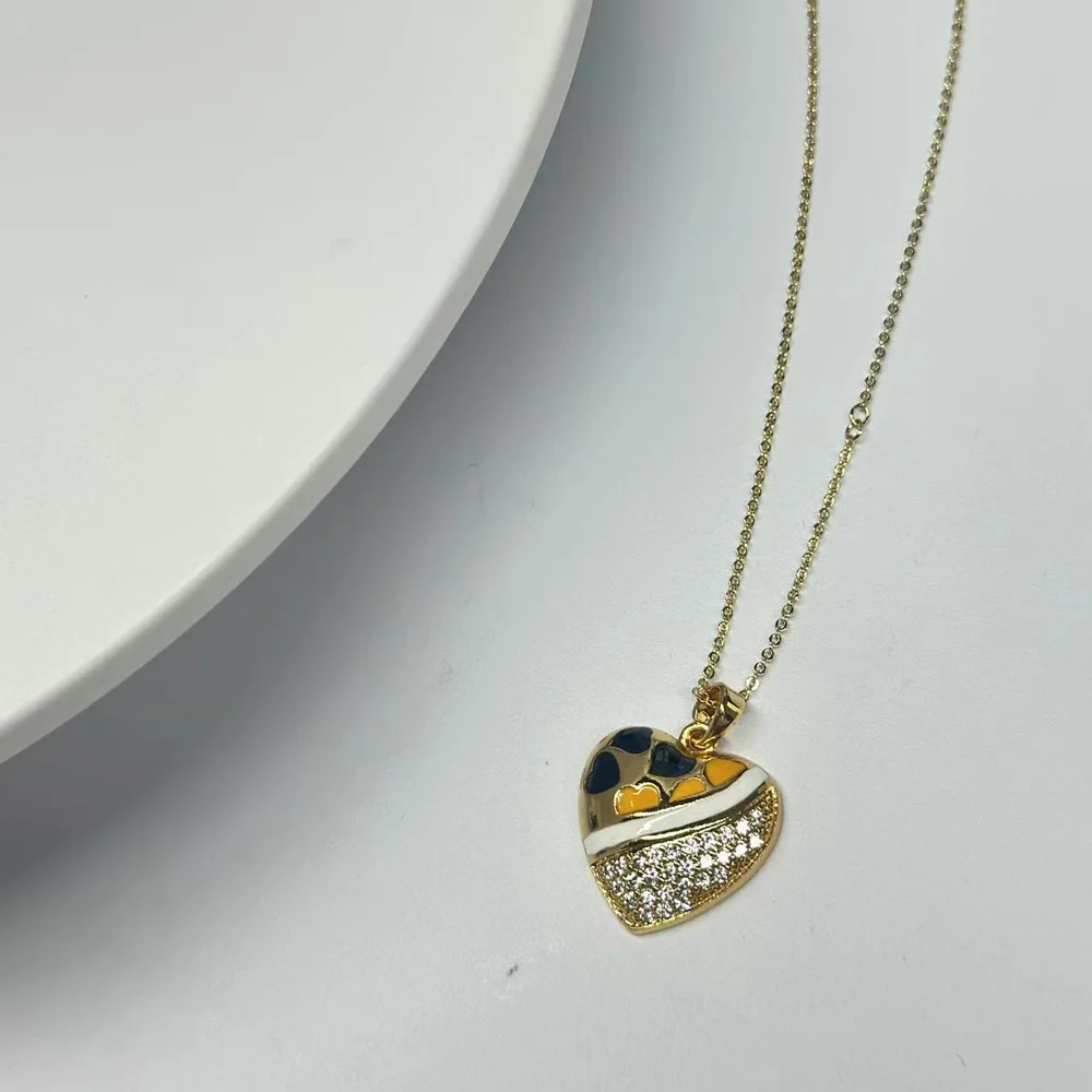 قلادة جديدة على شكل قلب عبر الحدود من أوروبا والولايات المتحدة الأمريكية - ضرب مؤثر على الموضة الفاخرة، قلادة أنيقة على شكل قلب للنساء.