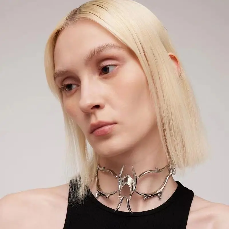 Increíble collar de cadena de máscara de sensación metálica Y2K para hombres y mujeres, collar de diseño único, accesorios de joyería Punk, regalos